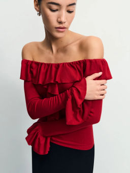 Приталенный лонгслив с рюшами / Zarina