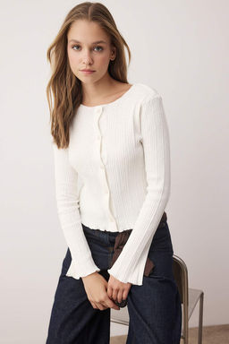 Ekru Jakarl? Fitted/Vucuda Oturan Dugme Detayl? Esnek Orme Bluz TWOAW26BZ00046