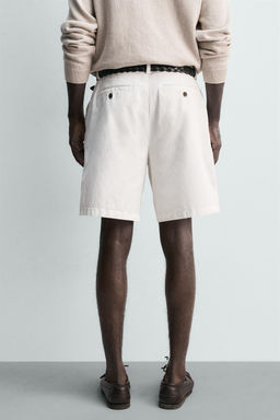 BERMUDA REGULAR FIT PLIEGUES / Blanco roto
