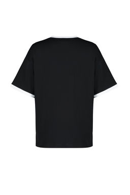 Siyah %100 Pamuk Kontrast Yaka ve Serit Detayl? Oversize/Rahat Kesim Orme T-Shirt TWOSS24TS00052