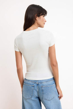 Ekru Bask?l? Fitted/Vucuda Oturan K?sa Kollu Pamuk Ribana Orme T-Shirt TWOSS26TS00166 - Trendyolmilla фото 4