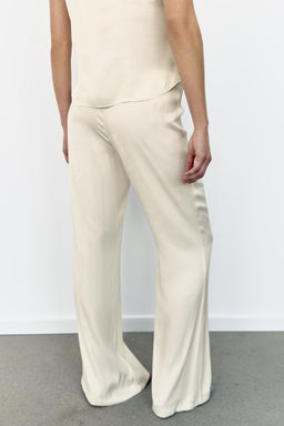 PANTAL?N FLARE SATINADO / Blanco roto
