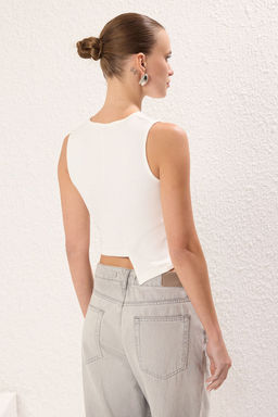 Trendyolmilla Siyah Tas Detayl? Asimetrik Fitted/Vucuda Oturan Fitilli Crop Orme Bluz TWOSS23BZ00500  фото 4
