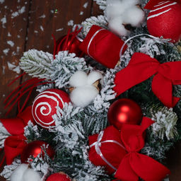 Гирлянда новогодняя хвойная «Зимнее волшебство. Сюрприз» 60×23 см, красно-белая