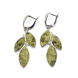Серьги змеевик три листика 19*35мм Радуга камня