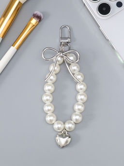 Брелок на карабине "Жемчужная нить с сердцем и бантом" серебристо-белый 13х3х1 см