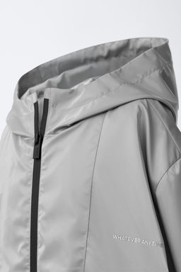 CAZADORA CAPUCHA ENGOMADA WATER REPELLENT / Plata