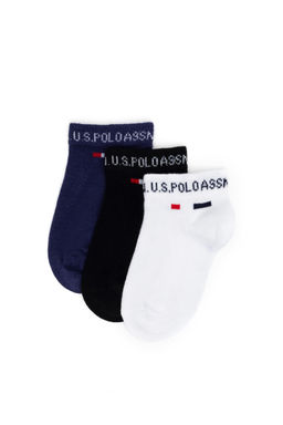 Скидка белых носков мальчика в корзине