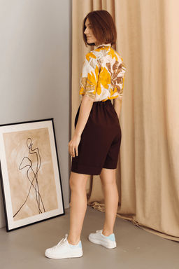 Светло-розовая рубашка с крупным принтом