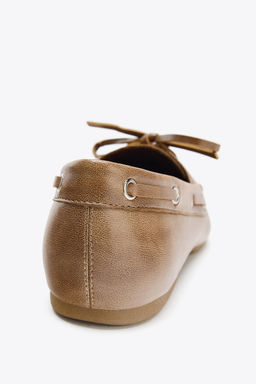 LACE-UP FLAT SHOES