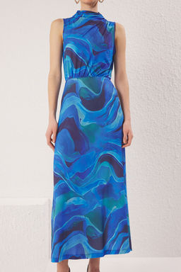 TRENDYOLMILLA Mavi Soyut Bask?l? Dik Yaka Drapeli Belden Ac?lan Esnek Maxi Orme Elbise TWOSS25EL00381  фото 9