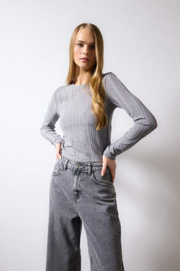 Приталенная футболка с длинным рукавом и круглым вырезом