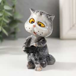 Фигурка полистоун лак «Котишка с телефоном», 7×6×7 см