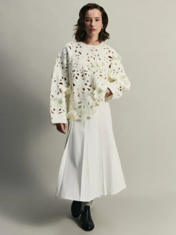 Фактурный джемпер с объёмными цветами / Zarina