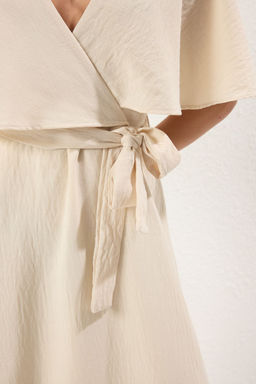 TRENDYOLMILLA Bej A Kesim Kruvaze Yaka Pelerinli Midi Keten Gorunumlu Dokuma Elbise TWOSS25EL00124 фото 9