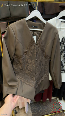 Женский удлиненный пиджак с кружевной отделкой