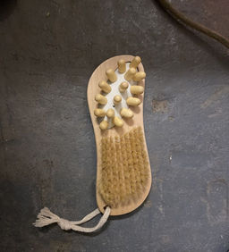 Щетка массажер 2в1