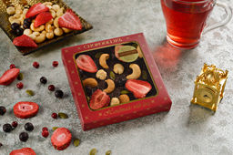 Шоколад темный с украшением Клубника, миндаль, фундук 75 гр - Chokodelika фото 4