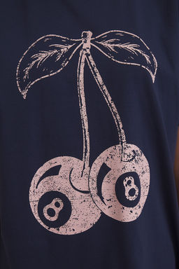 TRENDYOLMILLA Lacivert Kiraz Bask?l? Oversize/Genis Kal?p Orme T-Shirt TWOSS25TS00122  фото 3