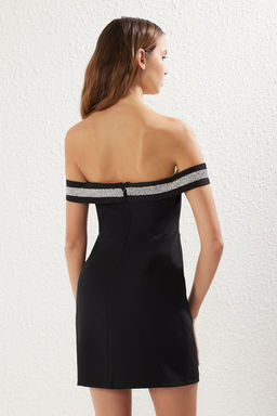TRENDYOLMILLA Siyah Vucuda Oturan Carmen Yaka Tas Aksesuar Detayl? Dokuma Mini S?k Elbise TPRSS25EL00177