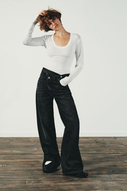 JEANS TRF WIDE LEG CINTURA CRUZADA TIRO ALTO / Negro