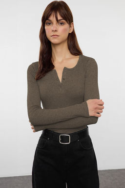 Trendyolmilla Siyah C?tc?tl? Fitted/Vucuda Oturan Fitilli Esnek Orme Bluz TWOAW25BZ00080  фото 2