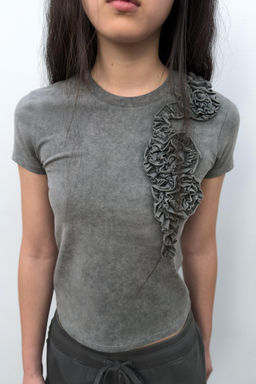 CAMISETA LAVADA FLOR RELIEVE / Gris