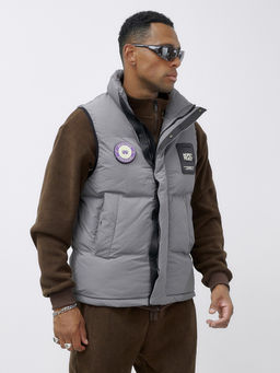 Жилет мужской утепленный спортивный серого цвета 15325Sr