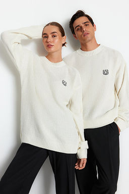 Ekru Oversize Fit Geni_ Kal_p Bisiklet Yaka Nak__l_ Triko Kazak TMNAW24KZ00032