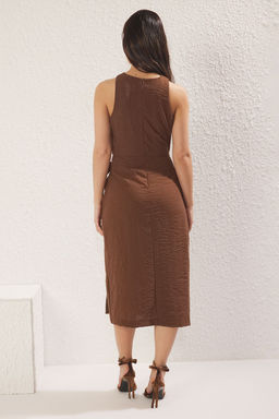 TRENDYOLMILLA Kahverengi Duz Midi Dokuma Elbise TWOSS25EL00777  фото 11