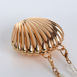 Сумка мини-клатч на магните, в форме ракушки, жёсткий корпус, на длинной цепочке, золотистая