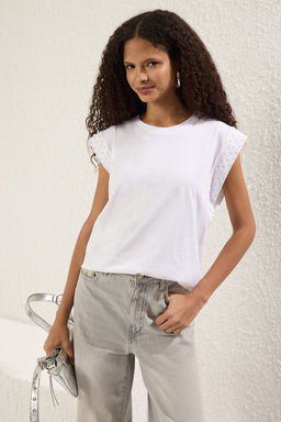 Beyaz %100 Pamuk Tas Detayl? Vatka Gorunumlu Relaxed Bisiklet Yaka Orme T-Shirt TWOSS23TS00016