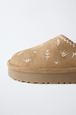 EMBROIDERED SHEEPSKIN CLOGS - Zara фото 17