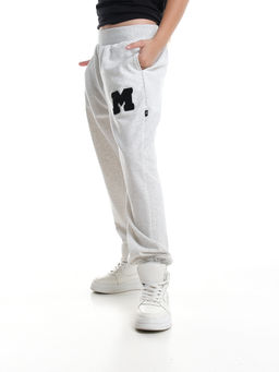 Брюки спортивные с эмблемой 22-7611 светло-серый меланж - Mini maxi фото 47
