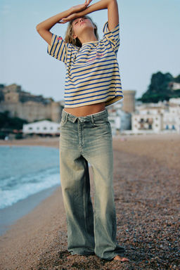 CAMISETA OVERSIZE RAYAS TEXTO / Amarillo