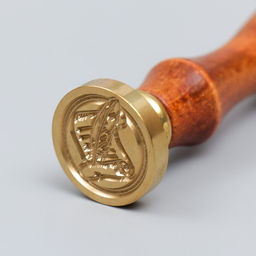 Печать для сургуча с деревянной ручкой «Рукопись и перо», 9×2.5×2.5 см