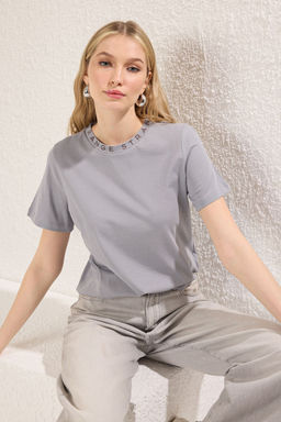 TRENDYOLMILLA Gri %100 Pamuk Regular/Normal Kal?p Slogan Bask?l? Basic Dik Yaka Orme T-Shirt TWOAW20TS0099