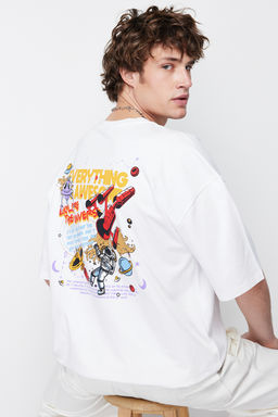 TRENDYOL MAN Beyaz Oversize/Genis Kesim Uzay Bask?l? %100 Pamuklu T-Shirt TMNSS24TS00085