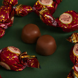 Конфеты подарочные шоколадные Лучшему на свете в коробке с бантом, 200 г.