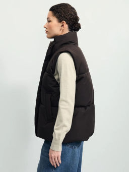 Утепленный стеганый жилет со стойкой-воротником / Zarina