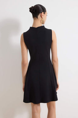 Siyah Belden Ac?lan Dik Yaka Kolsuz Aksesuar Detayl? Mini Interlok Orme Elbise TWOSS26EL00042 - Trendyolmilla фото 4