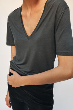 CAMISETA ESCOTE PICO FLUIDA / Plomo oscuro