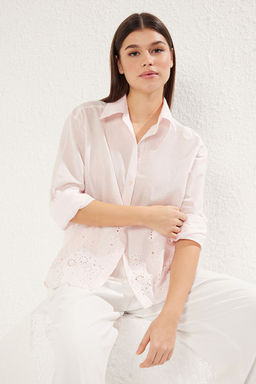 TRENDYOLMILLA Beyaz Yaka Ve Etek Ucu Nak?s Brode Detayl? Regular Normal Kal?p Dokuma Gomlek TWOSS25GO00034