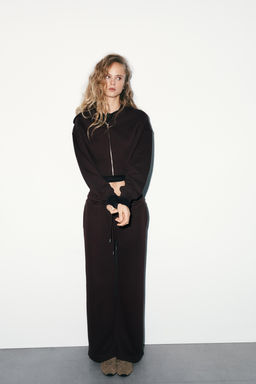 SUDADERA CROPPED CAPUCHA / Marr?n