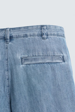 BERMUDA DENIM  RELAXED FIT PLIEGUES / Azul claro