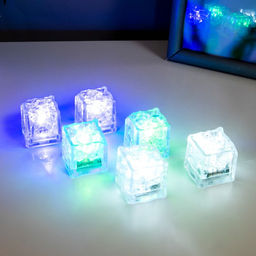 Цена за 4 шт. Фигурка светящаяся RISALUX «Льдинка» LED-ночник водный, от батареек 3×AG3, 2.6×2.6×2.7 см, МИКС