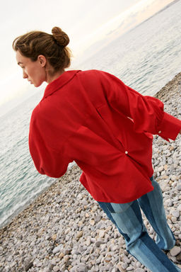 CAMISA CON LINO MANGA ABULLONADA / Rojo