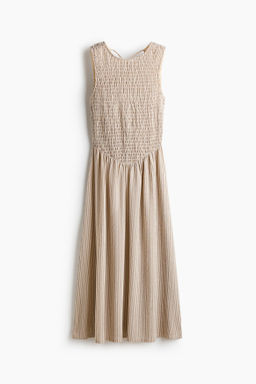 Vestido con cuerpo nido de abeja
