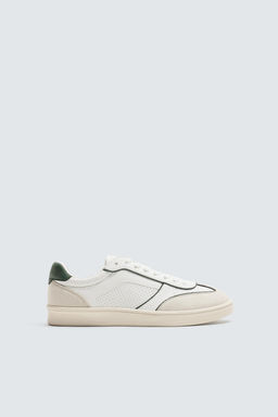 TRAINERS WITH CONTRAST SOLE