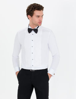 Белая приталенная рубашка под смокинг